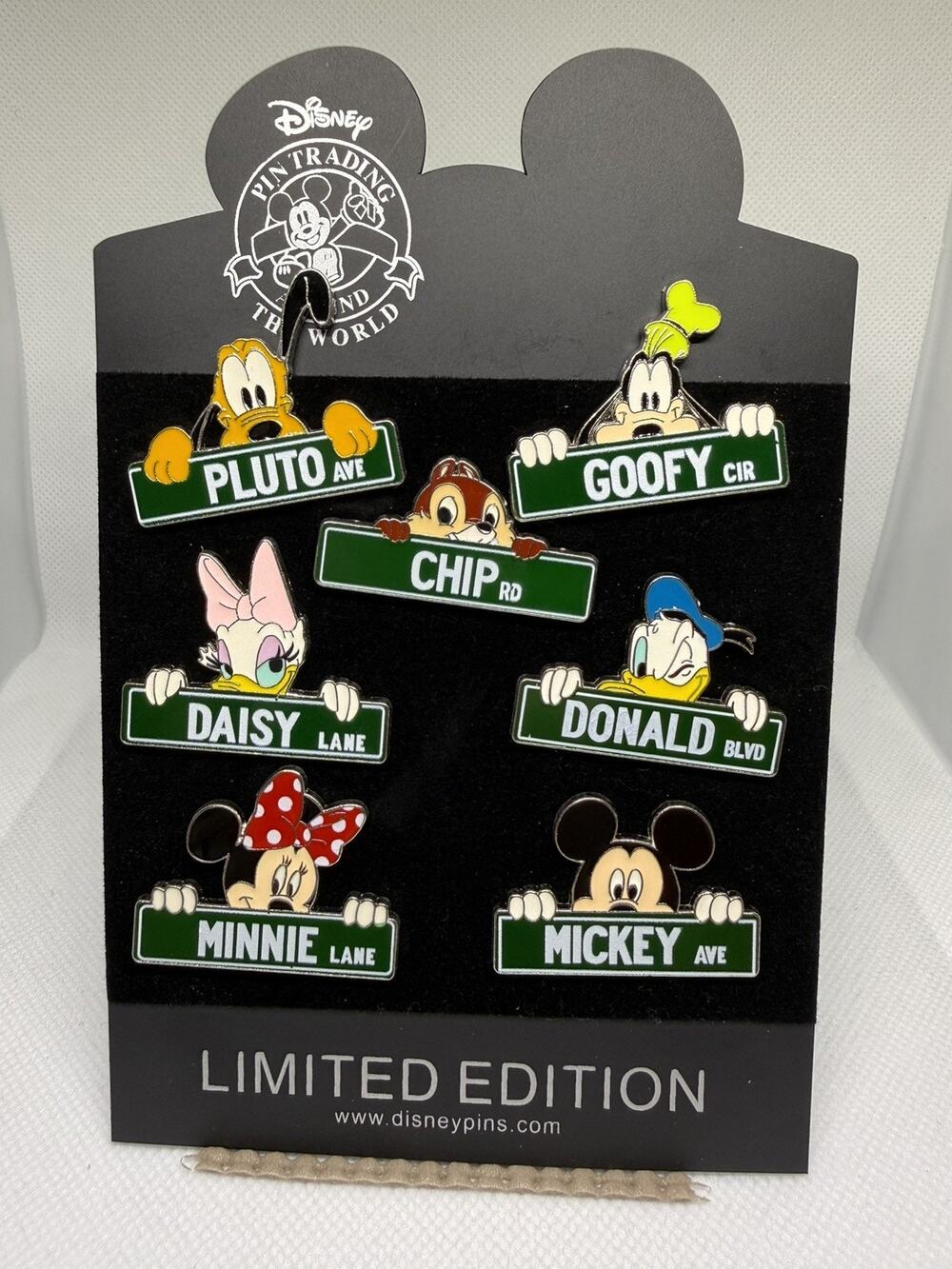 Disney Pins Street Signs 7 piece Set Pluto Minnie Mickey Goofy Daisy Chip Donald